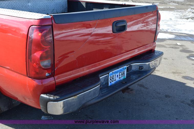 image for item J1985 2004 Chevrolet Silverado 1500 pickup truck