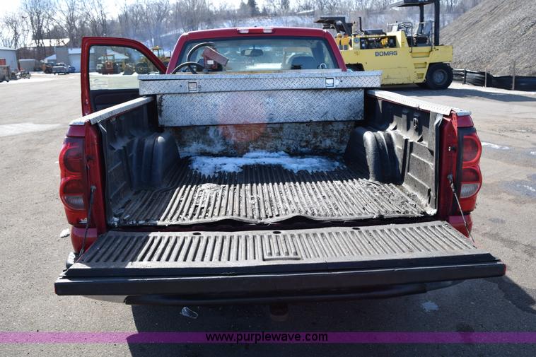 image for item J1985 2004 Chevrolet Silverado 1500 pickup truck