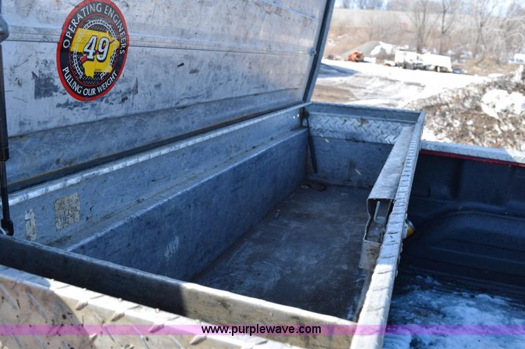 image for item J1985 2004 Chevrolet Silverado 1500 pickup truck