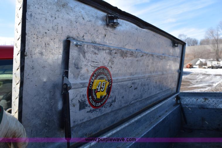 image for item J1985 2004 Chevrolet Silverado 1500 pickup truck