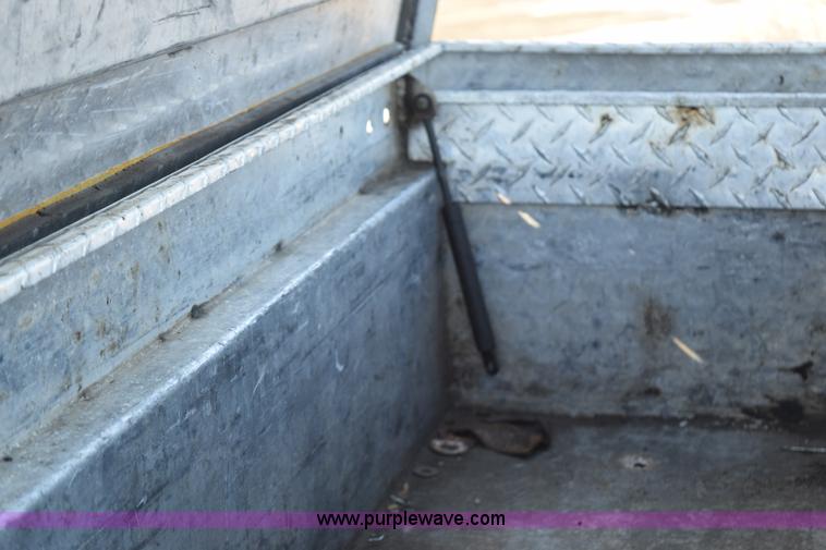 image for item J1985 2004 Chevrolet Silverado 1500 pickup truck