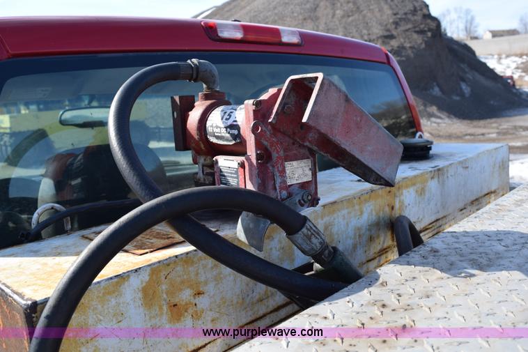 image for item J1985 2004 Chevrolet Silverado 1500 pickup truck