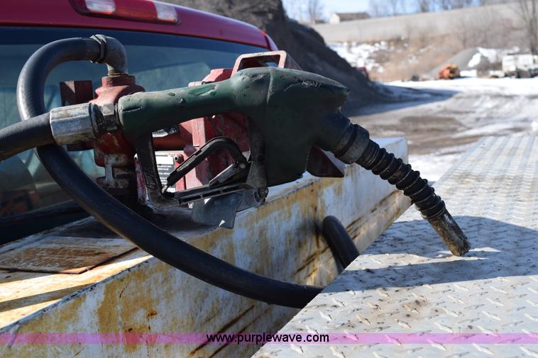 image for item J1985 2004 Chevrolet Silverado 1500 pickup truck