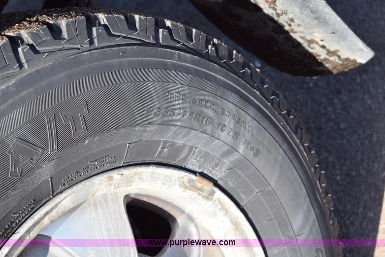 image for item J1985 2004 Chevrolet Silverado 1500 pickup truck