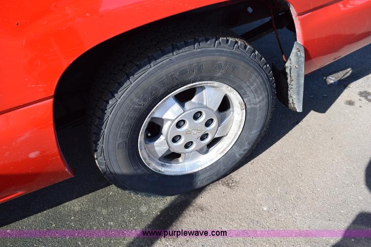 image for item J1985 2004 Chevrolet Silverado 1500 pickup truck