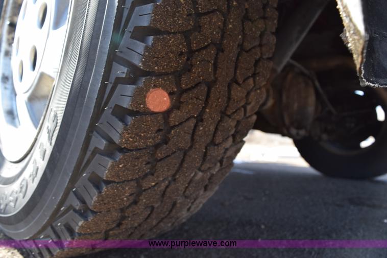 image for item J1985 2004 Chevrolet Silverado 1500 pickup truck