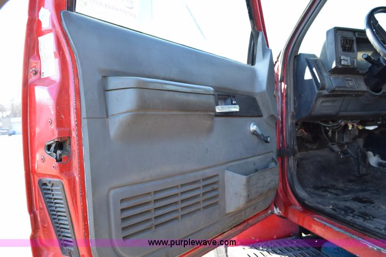 image for item J1989 2002 Chevrolet C8500 dump truck