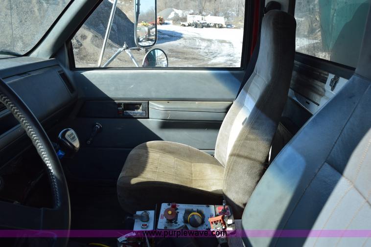 image for item J1989 2002 Chevrolet C8500 dump truck