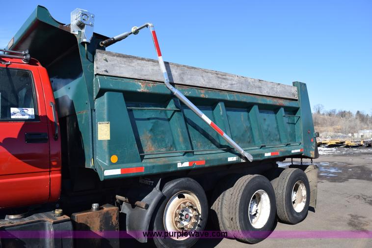 image for item J1989 2002 Chevrolet C8500 dump truck