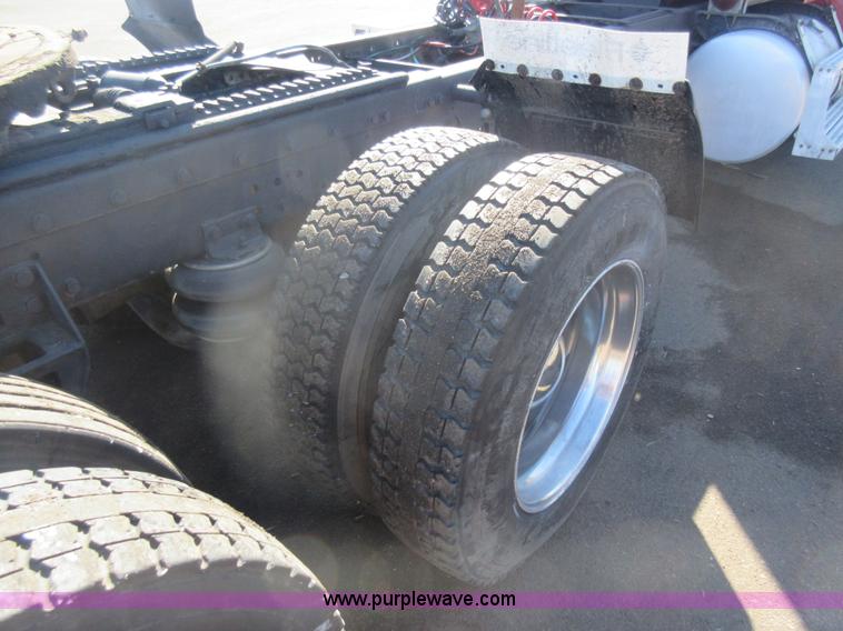 image for item J1991 1989 Freightliner FLD semi truck