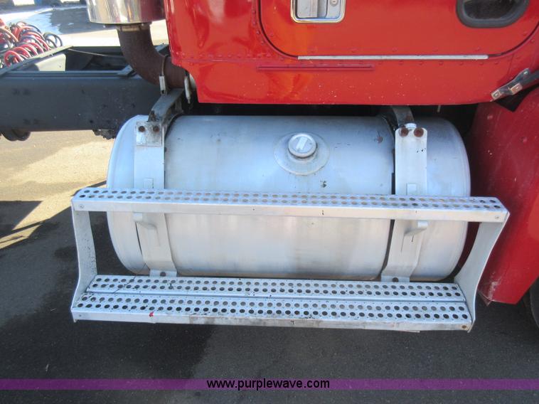 image for item J1991 1989 Freightliner FLD semi truck