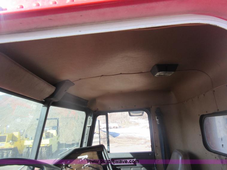 image for item J1991 1989 Freightliner FLD semi truck