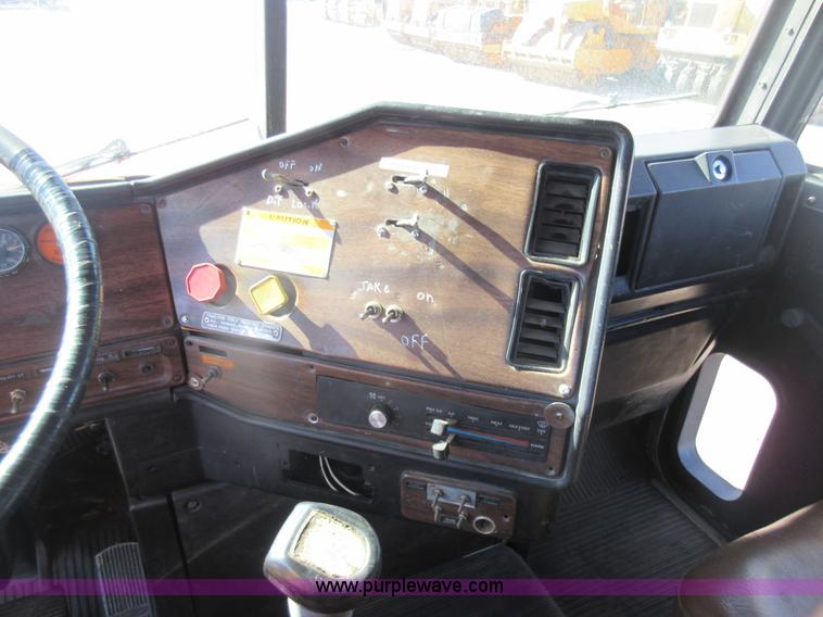 image for item J1991 1989 Freightliner FLD semi truck