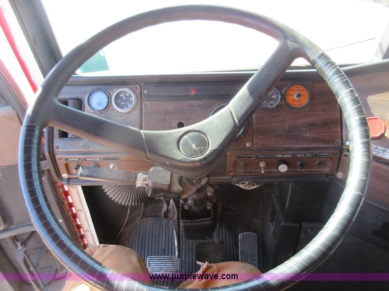 image for item J1991 1989 Freightliner FLD semi truck