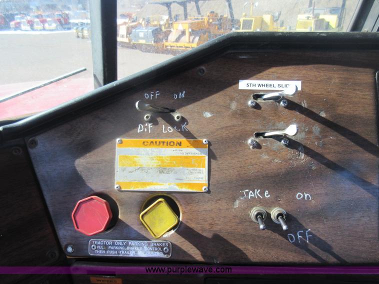 image for item J1991 1989 Freightliner FLD semi truck