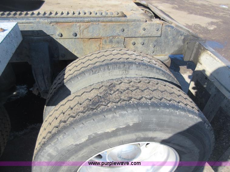 image for item J1993 1993 Peterbilt 379 semi truck