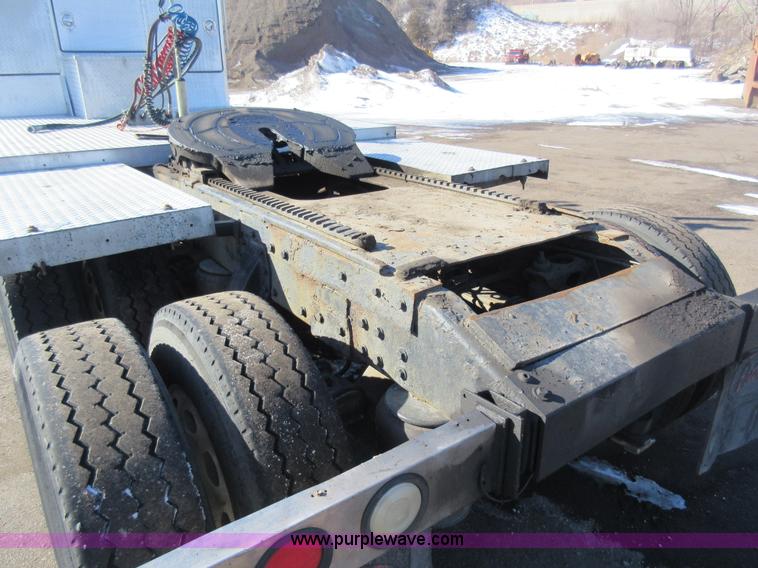 image for item J1993 1993 Peterbilt 379 semi truck