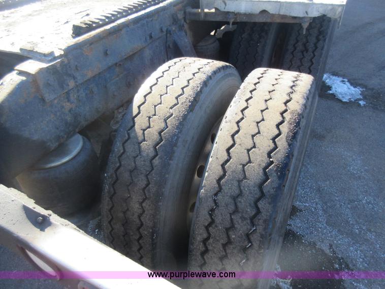 image for item J1993 1993 Peterbilt 379 semi truck