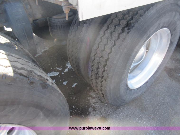 image for item J1993 1993 Peterbilt 379 semi truck