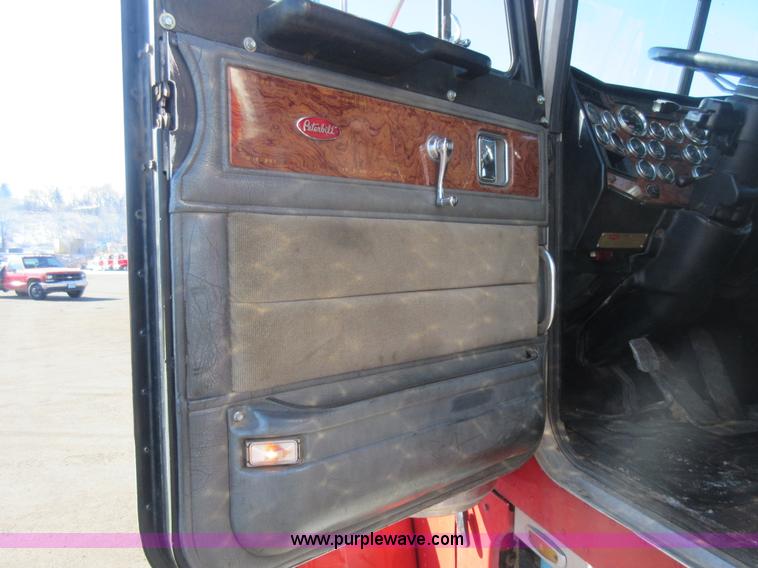 image for item J1993 1993 Peterbilt 379 semi truck