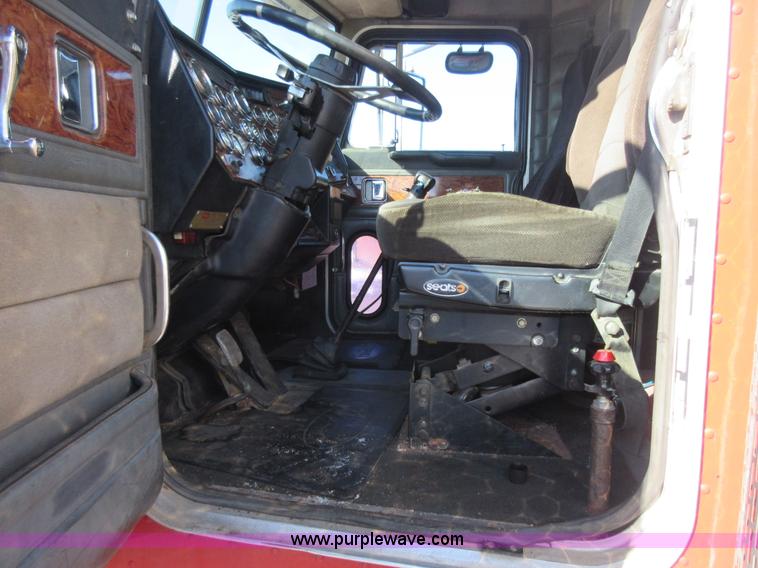 image for item J1993 1993 Peterbilt 379 semi truck