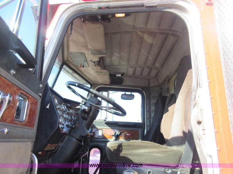 image for item J1993 1993 Peterbilt 379 semi truck