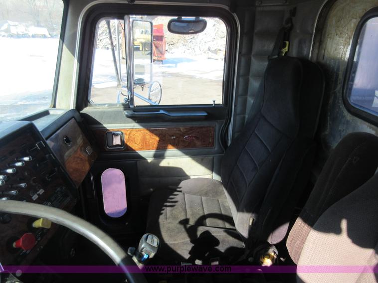 image for item J1993 1993 Peterbilt 379 semi truck