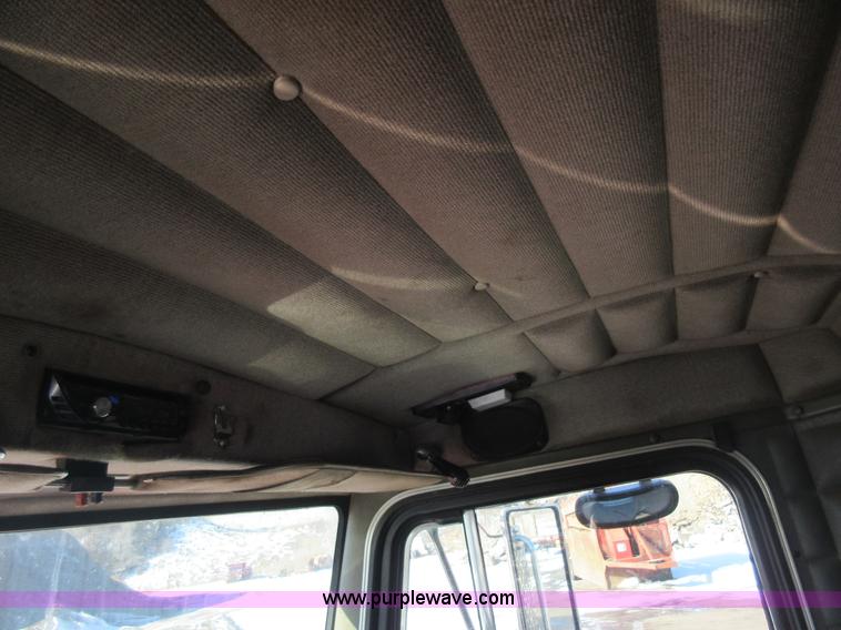 image for item J1993 1993 Peterbilt 379 semi truck