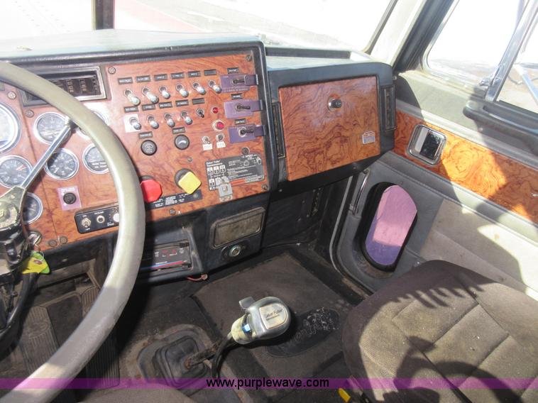 image for item J1993 1993 Peterbilt 379 semi truck