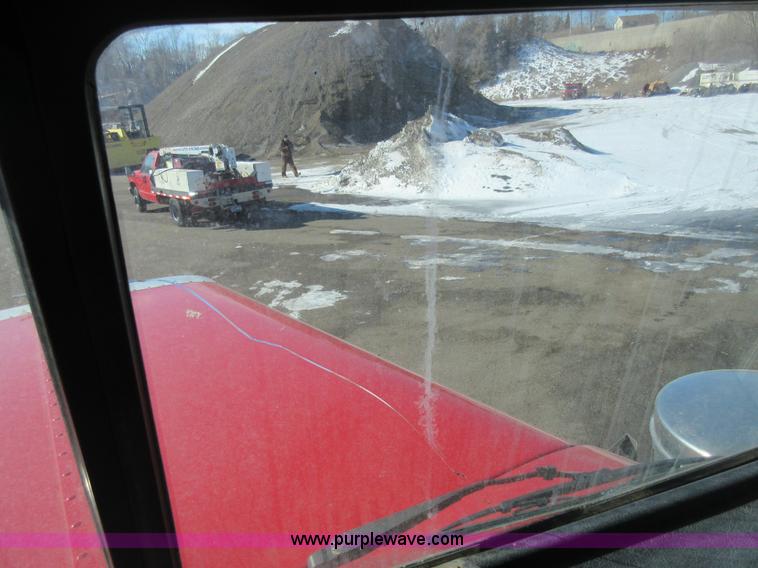 image for item J1993 1993 Peterbilt 379 semi truck