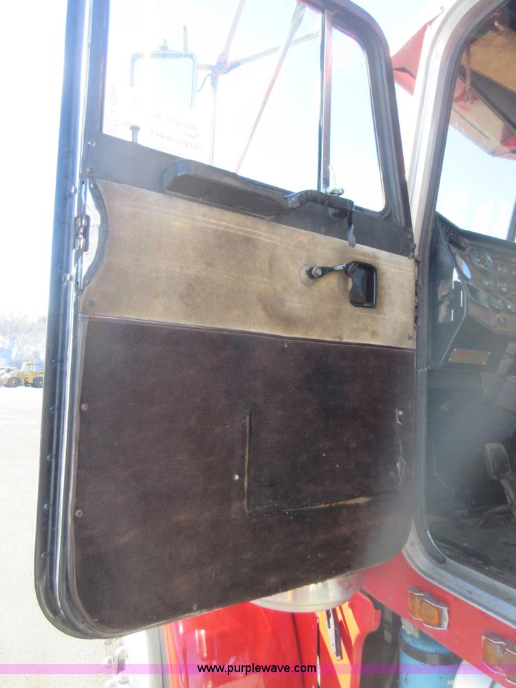 image for item J1994 1989 Peterbilt 379 semi truck