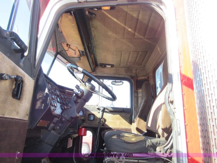 image for item J1994 1989 Peterbilt 379 semi truck