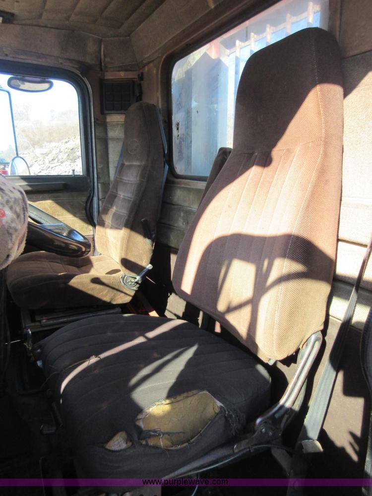 image for item J1994 1989 Peterbilt 379 semi truck