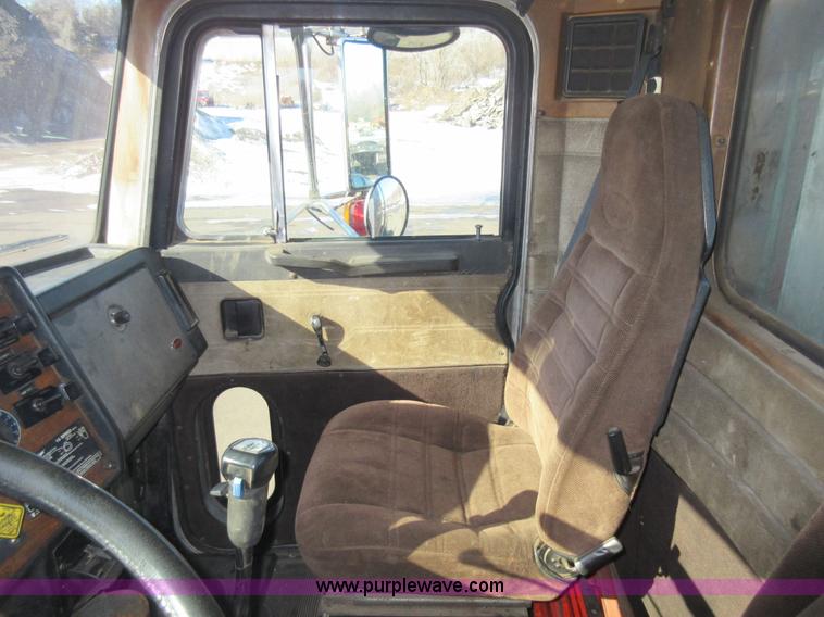 image for item J1994 1989 Peterbilt 379 semi truck