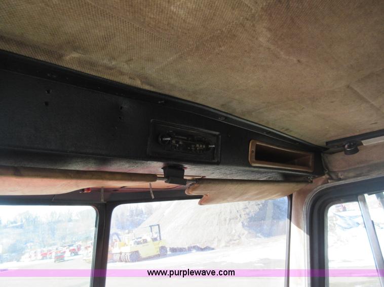 image for item J1994 1989 Peterbilt 379 semi truck