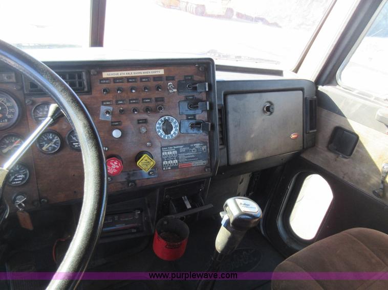 image for item J1994 1989 Peterbilt 379 semi truck