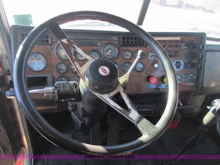 image for item J1994 1989 Peterbilt 379 semi truck