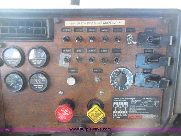 image for item J1994 1989 Peterbilt 379 semi truck