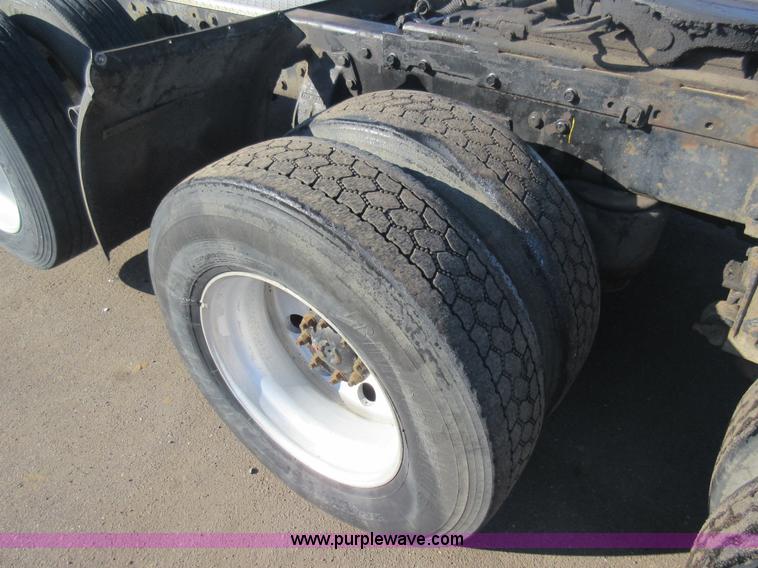 image for item J1995 1993 Peterbilt 379 semi truck