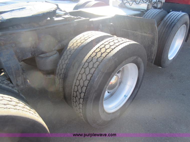 image for item J1995 1993 Peterbilt 379 semi truck