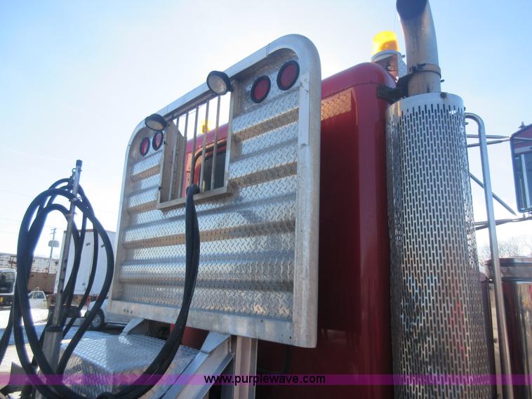 image for item J1995 1993 Peterbilt 379 semi truck