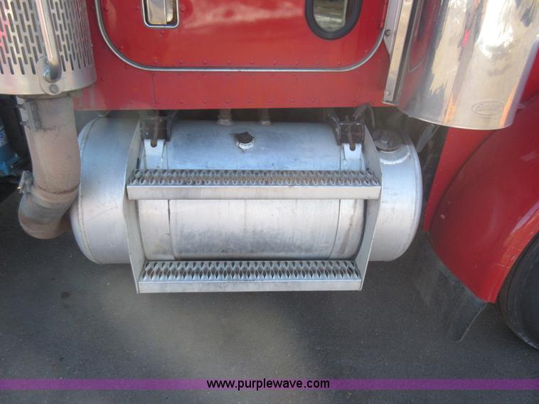 image for item J1995 1993 Peterbilt 379 semi truck