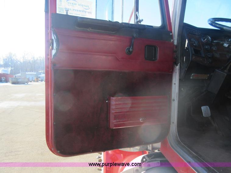 image for item J1995 1993 Peterbilt 379 semi truck