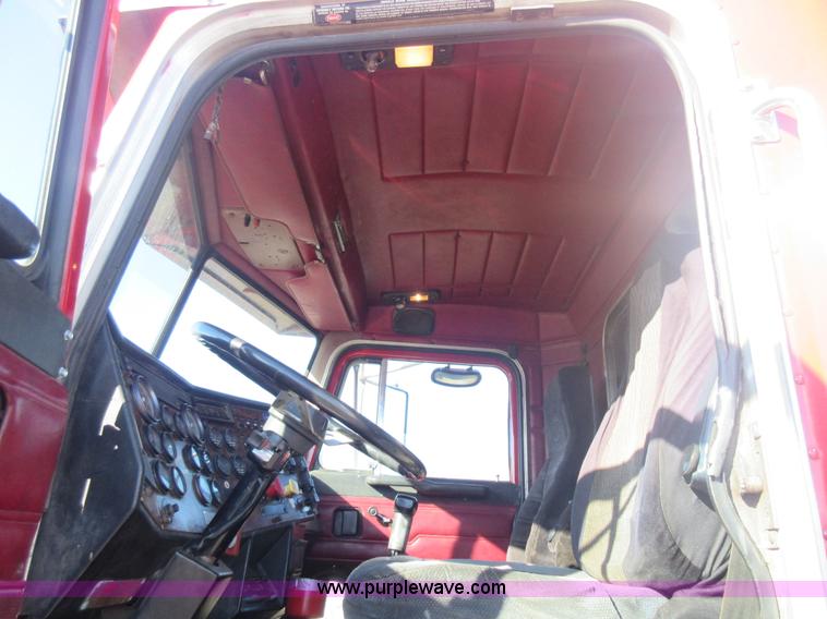 image for item J1995 1993 Peterbilt 379 semi truck