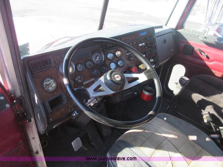 image for item J1995 1993 Peterbilt 379 semi truck