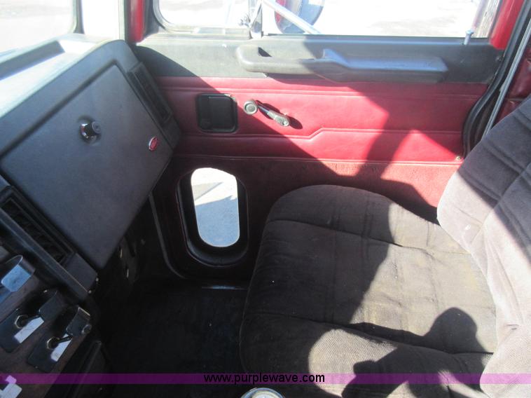 image for item J1995 1993 Peterbilt 379 semi truck