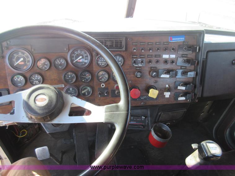 image for item J1995 1993 Peterbilt 379 semi truck