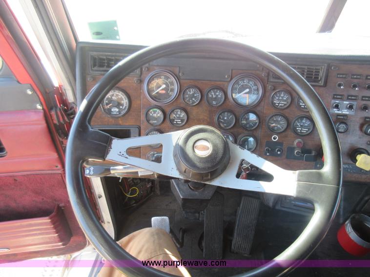 image for item J1995 1993 Peterbilt 379 semi truck