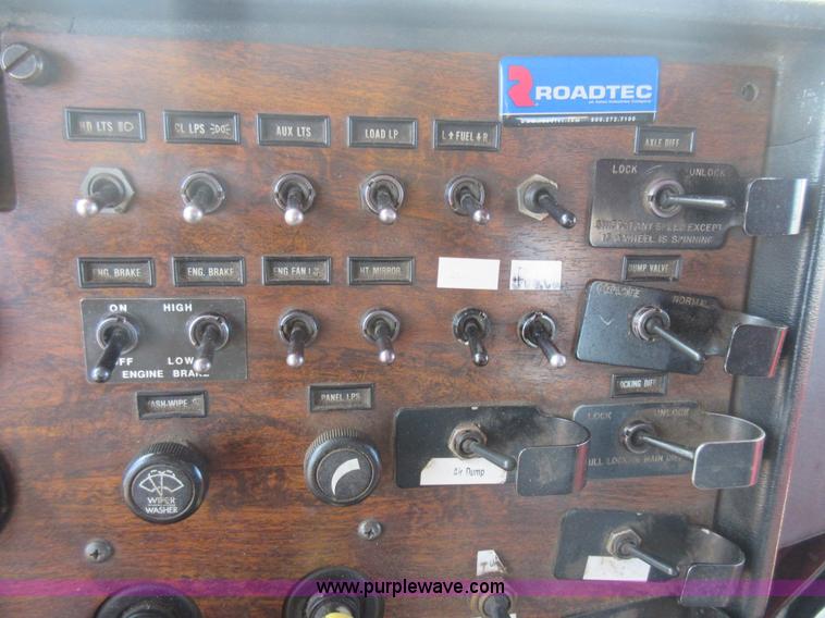 image for item J1995 1993 Peterbilt 379 semi truck