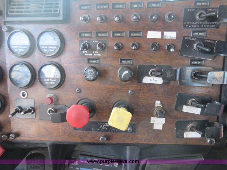 image for item J1995 1993 Peterbilt 379 semi truck